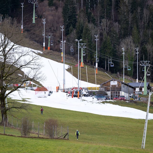 Ein dünnes Schneeband ist am Zielhang im Skigebiet Brauneck zu sehen.