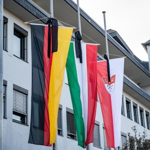 In der „Beflaggungsverordnung“ des Landes ist festgeschrieben, an welchen Tagen Flaggenpflicht herrscht. Dazu gehört auch der 27. Januar. Unser Foto zeigt Trauerbeflaggung am 14. März 2020 in Köln-Porz.