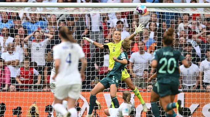 Eine Spielszene im Finale der Frauen-EM zwischen England und Deutschland