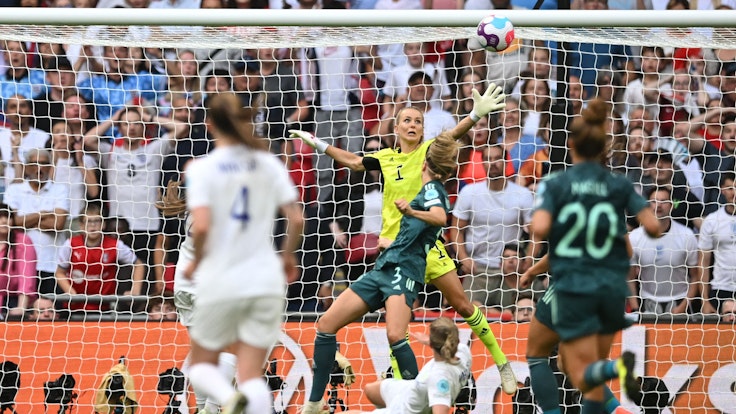 Eine Spielszene im Finale der Frauen-EM zwischen England und Deutschland