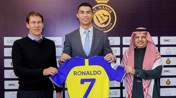 Cristiano Ronaldo posiert bei seiner Vorstellung bei Al-Nassr mit seinem neuen Trainer Rudi Garcia und Klub-Boss Musalli Al-Muammar.