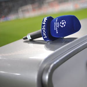In einem Stadion liegt ein Mikrofon mit der Aufschrift „Sky Sport - Champions League“ auf einem Moderatoren-Pult des Pay-TV-Senders Sky.