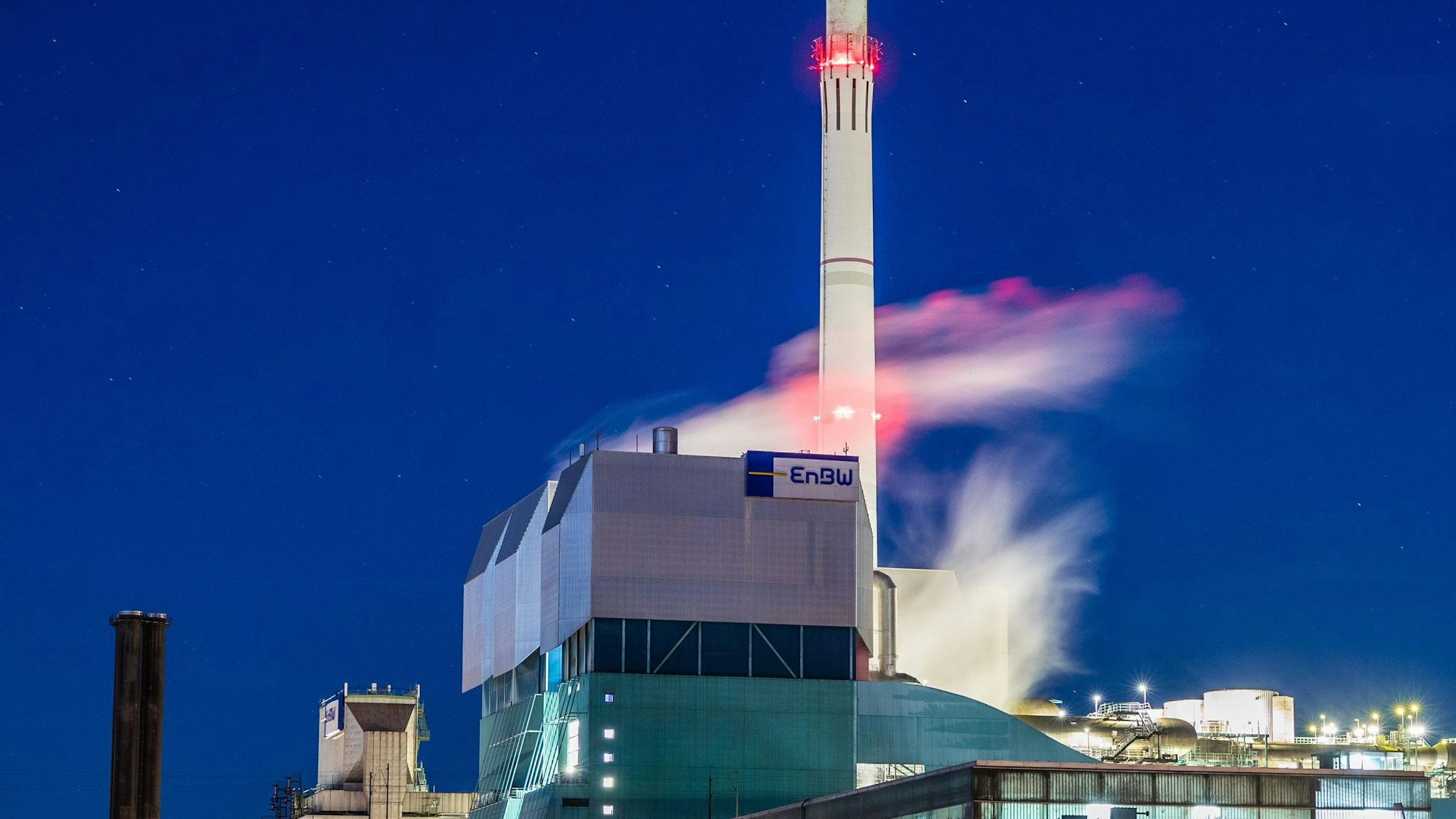 Dampf kommt zur morgendlichen blauen Stunde aus den Schornsteinen des Kraftwerks in Stuttgart-Münster.