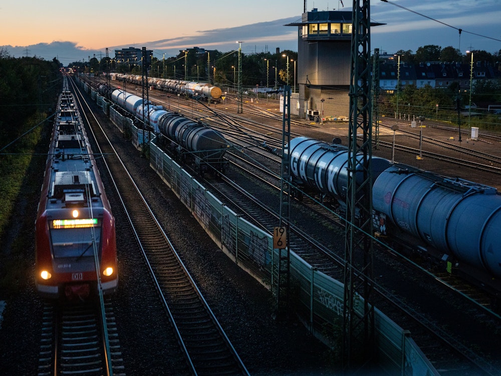 Güterwaggons stehen am Abend im Güterbahnhof Dormagen.