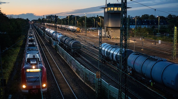 Güterwaggons stehen am Abend im Güterbahnhof Dormagen.