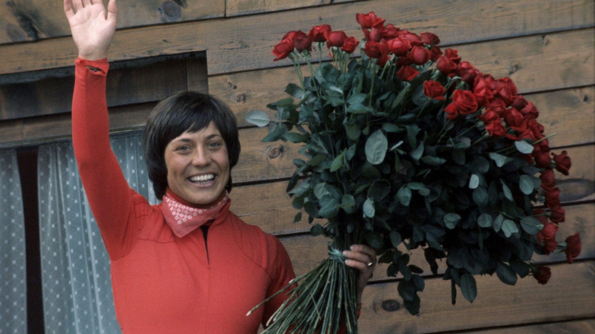 Rosi Mittermaier bedankt sich nach ihrem Olympiasieg bei den Spielen 1976.
