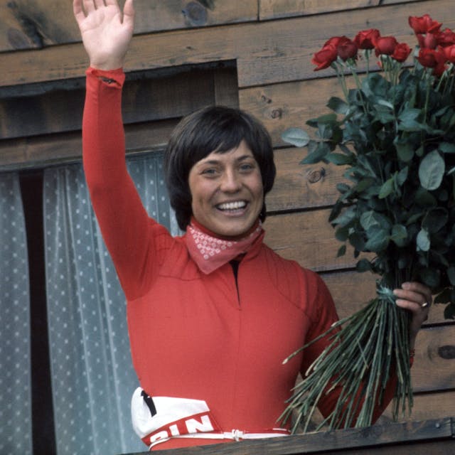 Rosi Mittermaier bedankt sich nach ihrem Olympiasieg bei den Spielen 1976.