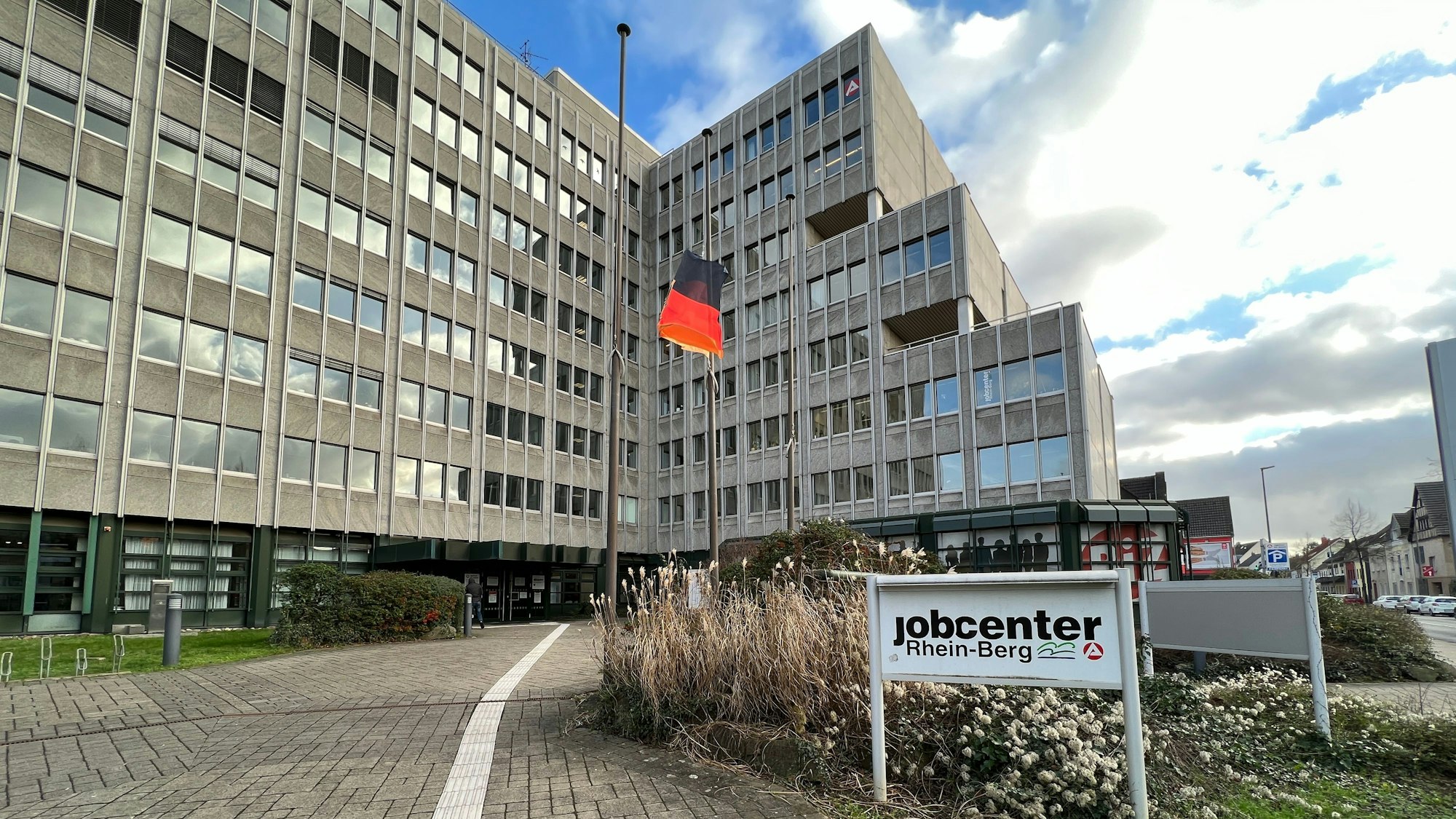 Die Agentur für Arbeit Bergisch Gladbach und das Jobcenter Rhein-Berg sind in demselben Gebäude an der Bensberger Straße in Bergisch Gladbach untergebracht.