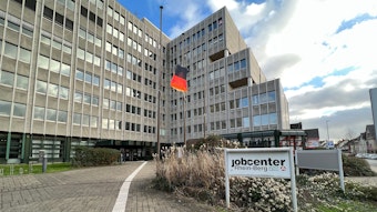 Die Agentur für Arbeit Bergisch Gladbach und das Jobcenter Rhein-Berg sind in demselben Gebäude an der Bensberger Straße in Bergisch Gladbach untergebracht.