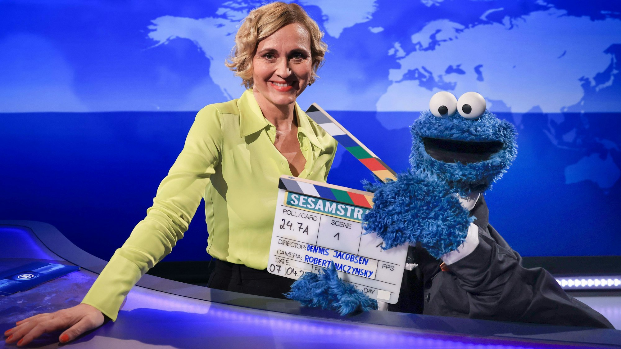 Caren Miosga, Moderatorin ARD-Tagesthemen, und das Krümelmonster aus der „Sesamstraße“ bei einem Fototermin am Studio-Set.