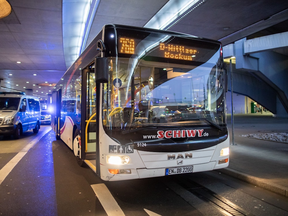 Ein Linienbus steht am Düsseldorfer Flughafen.