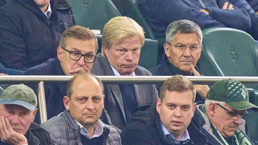 Oliver Kahn (M.), auf diesem Foto am 27. Oktober 2021 auf der VIP-Tribüne im Gladbacher Borussia-Park zu sehen. Der Vorstandsvorsitzende der FC Bayern München AG hat sich zur aktuellen Torwartsuche beim Rekordmeister geäußert. Kahn blickt finster drein, als er auf das Spielfeld schaut.