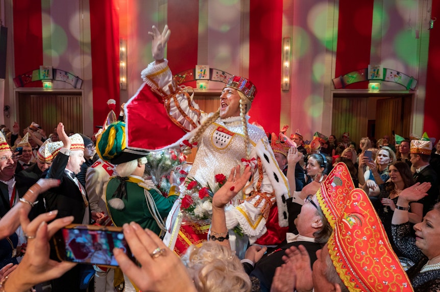 06.01.2023, Köln: Jungfrau Agrippina beim Einzug zur Prinzenproklamation Kölner Dreigestirn im Gürzenich. Foto: Uwe Weiser