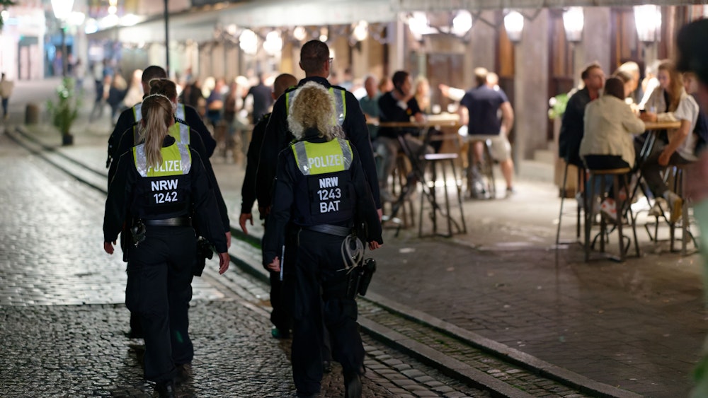 Einsatzkräfte sind in der Düsseldorfer Altstadt unterwegs.