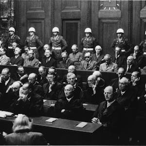 Bei den Nürnberger Prozessen war er angeklagt (Foto oben: zweite Sitzreihe von unten, rechts), wurde aber freigesprochen.