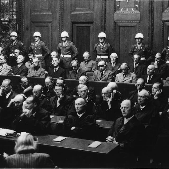 Bei den Nürnberger Prozessen war er angeklagt (Foto oben: zweite Sitzreihe von unten, rechts), wurde aber freigesprochen.