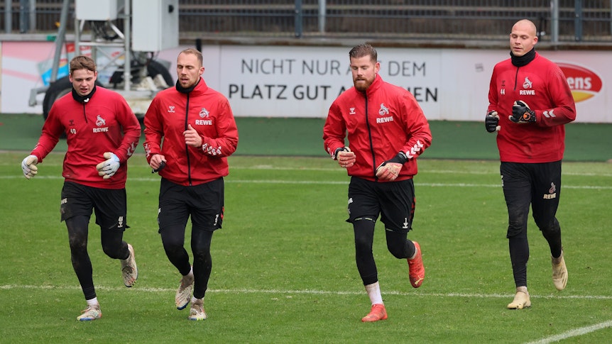 Jonas Urbig, Marvin Schwäbe, Timo Horn und Matthias Köbbing trainieren beim 1. FC Köln.