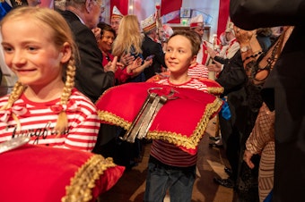 Das Kinderdreigestirn läuft bei der Prinzenproklamation Kölner Dreigestirns im Gürzenich ein. Foto: Uwe Weiser