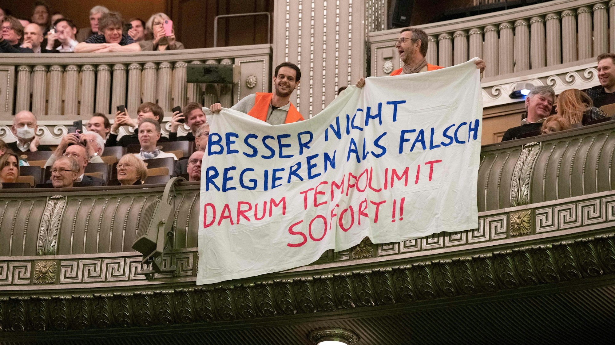Klimaaktivisten zeigen Banner beim Dreikönigstreffen der FDP in Stuttgart.