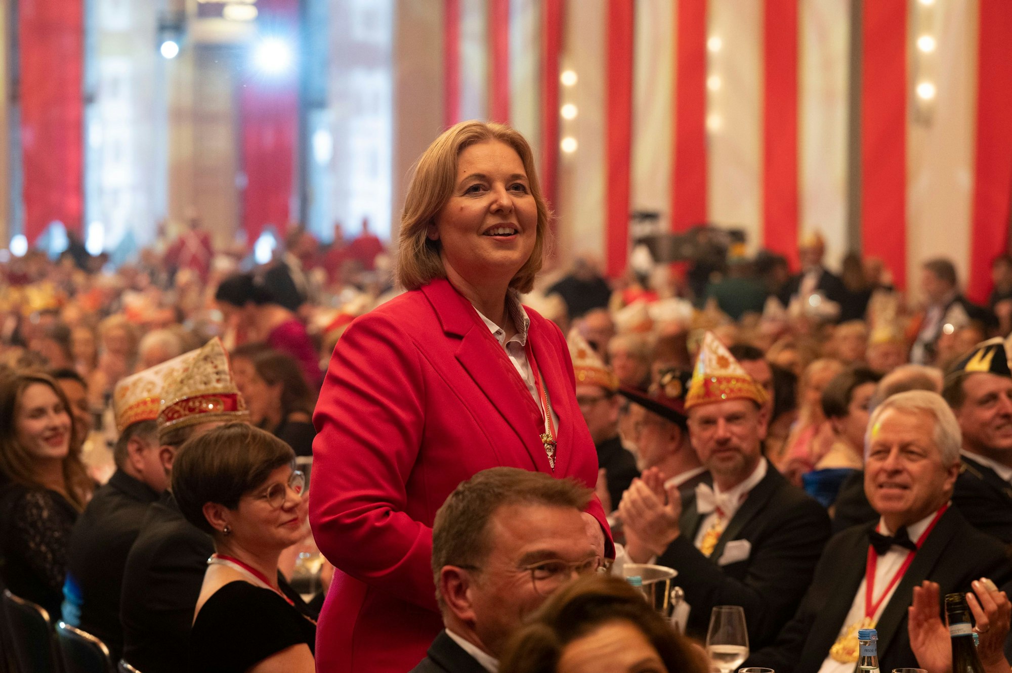 Prinzenproklamation 2023: Bundestagspräsidentin Bärbel Bas wird im Kölner Gürzenich begrüßt.