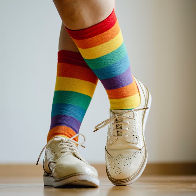 Beine einer Frau mit Socken in Regenbogenfarben&nbsp;