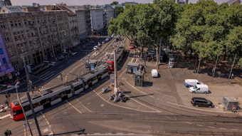 Das Bild zeigt den Neumarkt, eine Stadtbahn und Autos von oben aufgenommen.