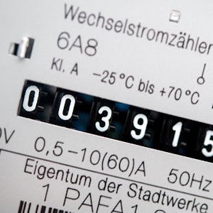 Ein Wechselstromzähler zeigt den aktuellen Zählerstand in Kilowattstunden in einem Haushalt an.