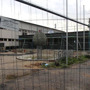 Die Horionschule in Pulheim, fotografiert durch einen Bauzaun hindurch fotografiert