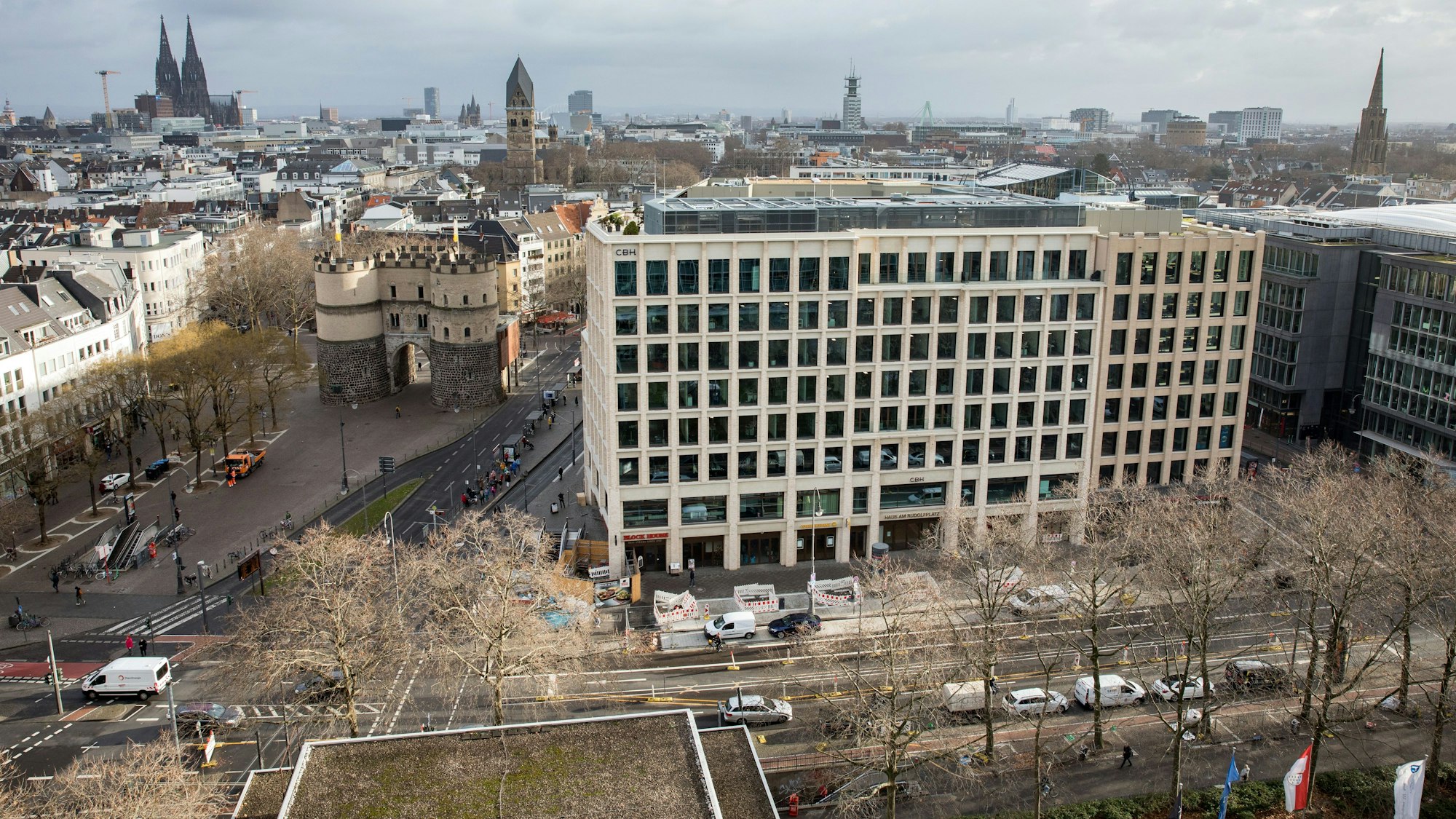 Blick auf den Rudolfplatz: Links das Hahnentor, im Hintergrund der Kölner Dom.