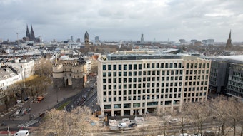 Der neue Rudolfplatz: Rechts die neuen Bürohäuser, links die Hahnentorburg.