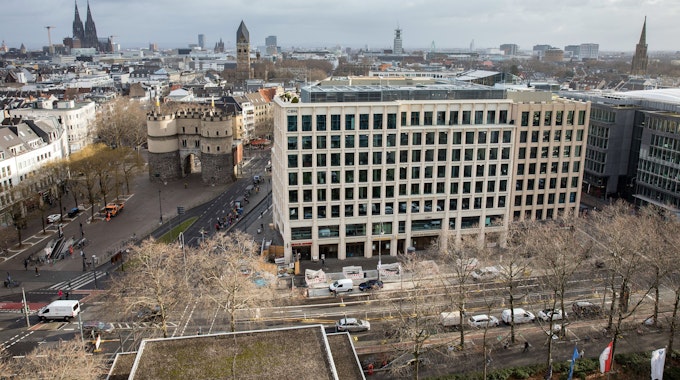 Der neue Rudolfplatz: Rechts die neuen Bürohäuser, links die Hahnentorburg.
