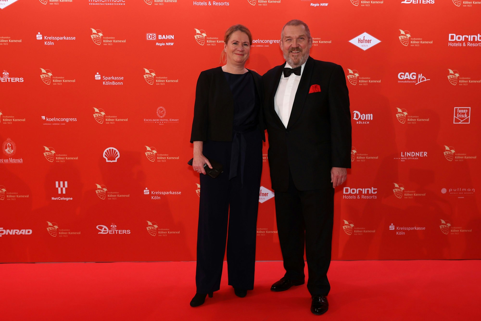 Schauspieler Dietmar Bär und Ehefrau Maren stehen bei der Prinzenproklamation auf dem roten Teppich.




