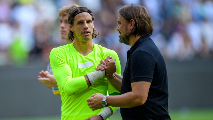 Gladbach-Cheftrainer Daniel Farke (r.), auf diesem Bild am 23. Juli 2022 im Borussia-Park mit Torwart Yann Sommer (l.) zu sehen zu sehen, bleibt zu den Transferspekulationen um seinen Keeper gelassen. Sommer und Farke klatschen sich ab.