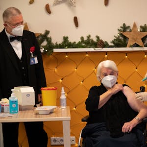Das Bild zeigt die 92-jährige Gertrud Vogel, die sich in den Riehler Heimstätten impfen lässt.&nbsp;