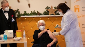 Das Bild zeigt die 92-jährige Gertrud Vogel, die sich in den Riehler Heimstätten impfen lässt.