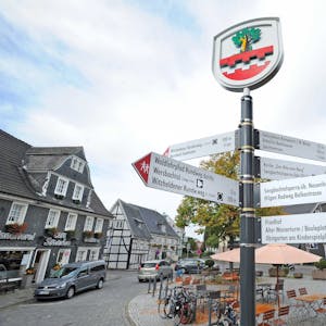 Wegweiser und Wappen auf dem Marktplatz in Witzhelden.