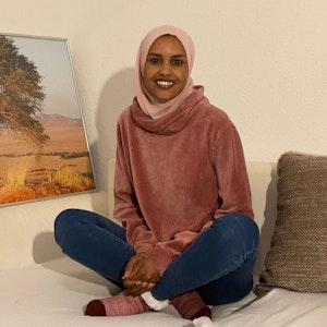 Anisa Abdi Nuur in ihrem Wohnzimmer