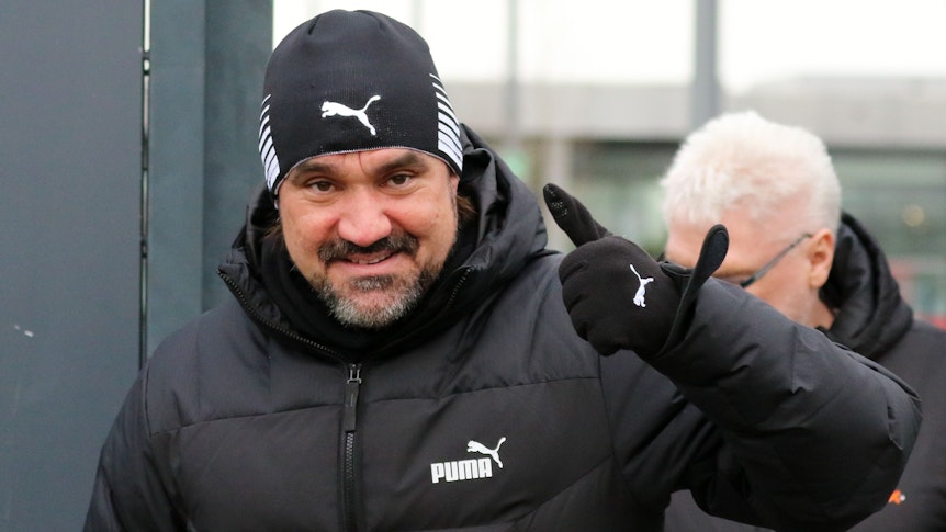 Daumen hoch! Daniel Farke, Trainer von Borussia Mönchengladbach, auf diesem Foto am 5. Januar 2023 auf dem Fohlen-Trainingsgelände zu sehen. Farke trägt eine Mütze und lächelt.