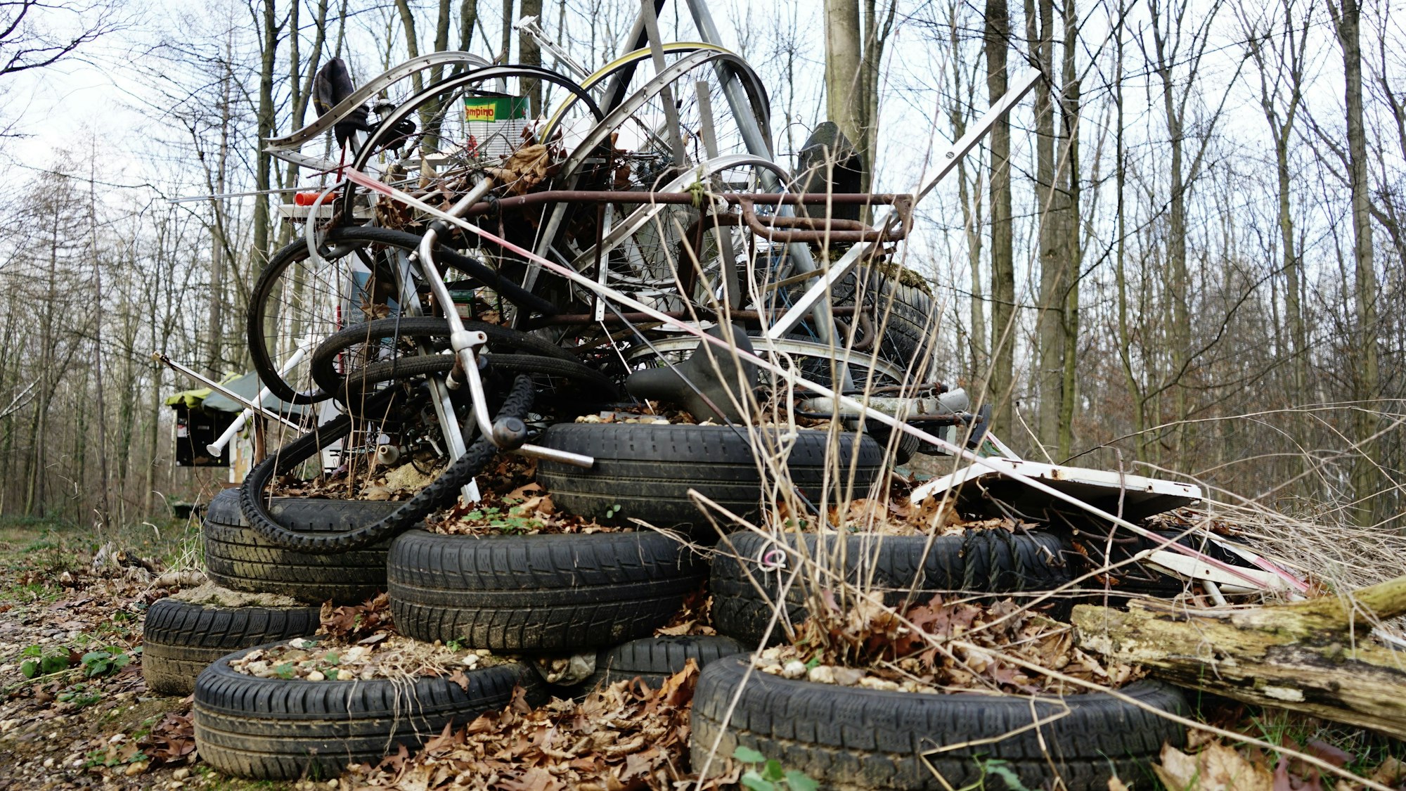 Ein Müllberg aus Schrott und Autoreifen türmt sich im Hambacher Forst