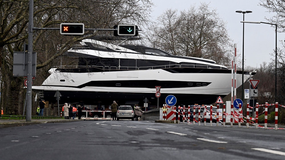 Ein Schwerlast-Transporter schiebt die Yacht Sunseaker 95Y in die Messehallen in Düsseldorf.