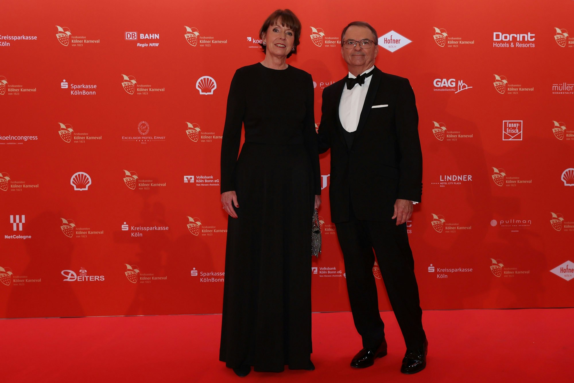 Kölns Oberbürgermeisterin Henriette Reker und Ehemann Perry Somers stehen bei der Prinzenproklamation auf dem roten Teppich.




