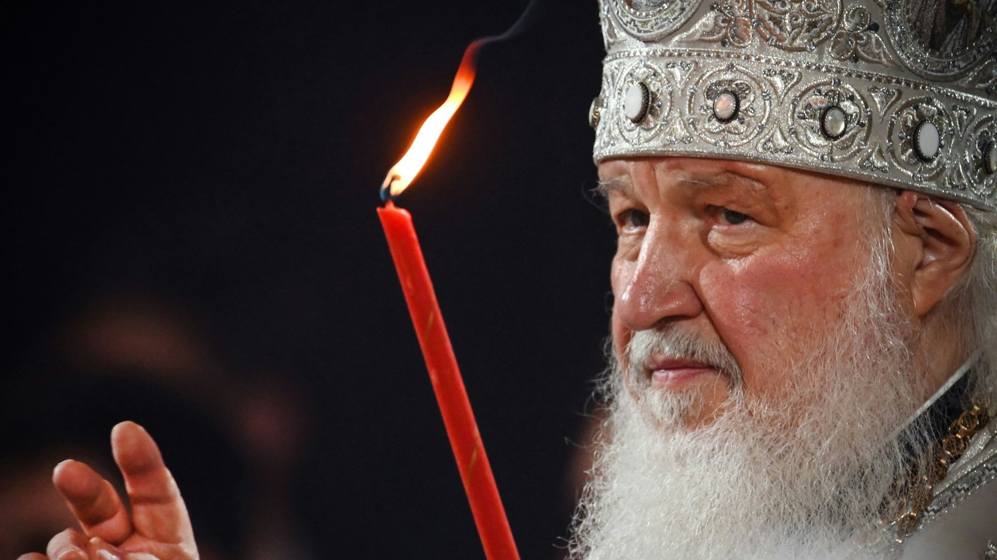 Der russisch-orthodoxe Patriarch Kirill dient während eines orthodoxen Ostergottesdienstes in Moskau.