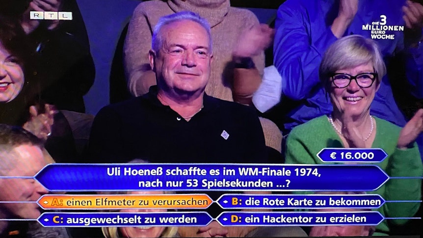 Dieser Studio-Gast mit Gladbach-Raute auf der Brust hat am Donnerstag (5. Januar 2023) bei der „RTL“-Show „Wer wird Millionär“mit Moderator Günther Jauch plötzlich im Rampenlicht gestanden. Er lächelt in die Kamera, das Publikum klatscht.
