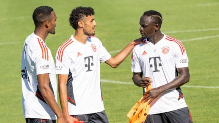Ryan Gravenberch, Nouassir Mazraoui und Sadio Mané unterhalten sich auf dem Trainingsplatz des FC Bayern.