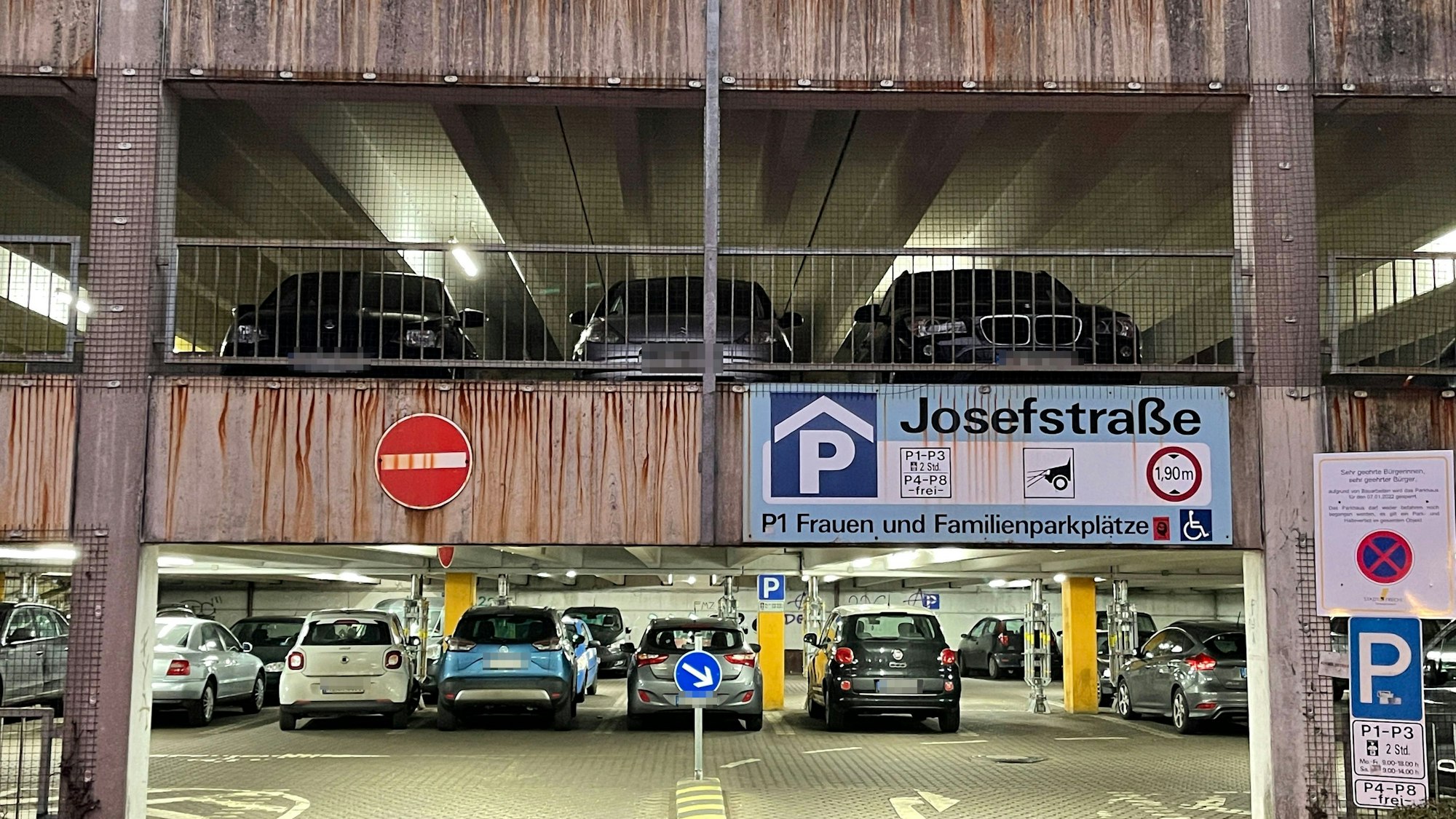 Das Foto zeigt das Parkhaus in Frechen an der Josefstraße. Die Zukunft des maroden Parkhauses war einer der Streitpunkte, warum die Grünen nun das Bündnis mit der CDU aufgekündigt haben.