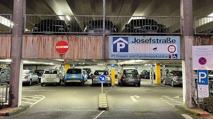 Das Foto zeigt das Parkhaus in Frechen an der Josefstraße. Die Zukunft des maroden Parkhauses war einer der Streitpunkte, warum die Grünen nun das Bündnis mit der CDU aufgekündigt haben.