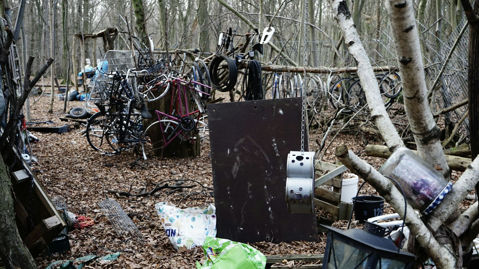 Plastikmüll, alte Fahrräder und andere Abfälle liegen im Hambacher Forst