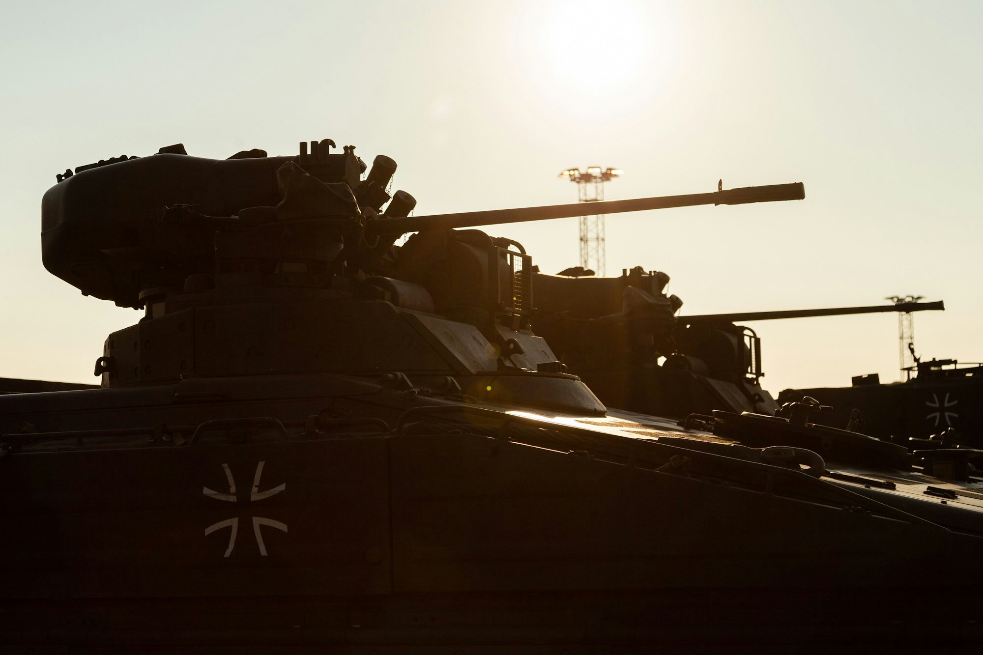 Schützenpanzer des Typs Marder stehen für ein Großmanöver der Nato bereit. (Archivbild)
