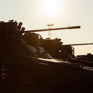 Schützenpanzer „Marder“ stehen nach ihrer Verschiffung für ein Großmanöver der Nato „Trident Juncture“ nach Norwegen auf dem Hafengelände von Fredrikstad.