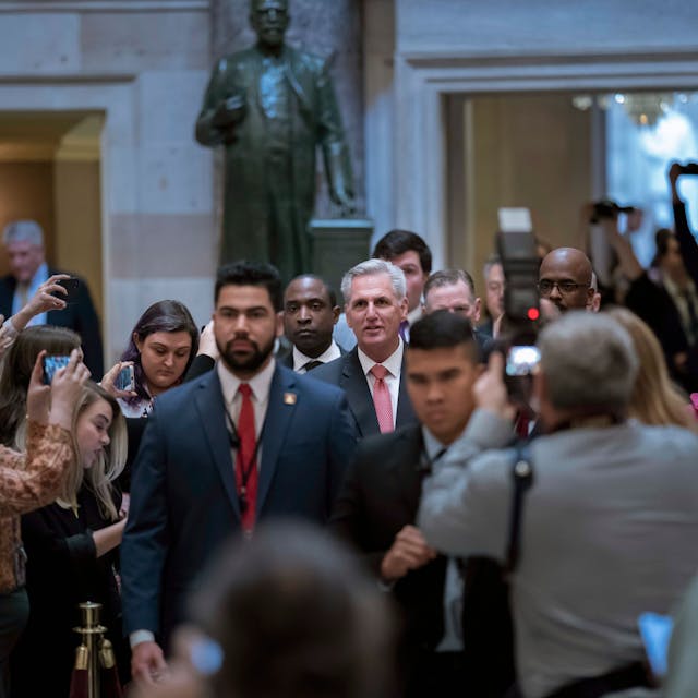 USA, Washington: Kevin McCarthy, bisheriger Minderheitsführer der&nbsp;Republikaner im US-Repräsentantenhaus, geht im Kapitol durch die Statuary Hall zum Plenarsaal.